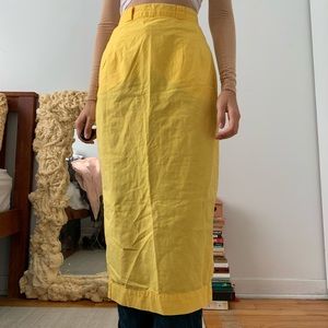 Yellow skirt with pockets and back slit